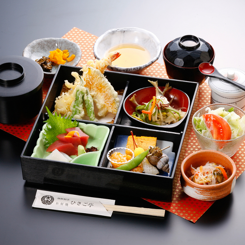 ひさご弁当(八寸、刺身、天ぷら、煮物)